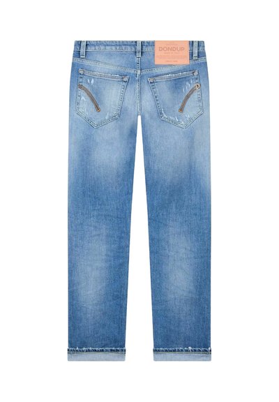 Jeans in denim blu chiaro con taglio dritto, dotati di due tasche posteriori, dettagli strappati e una patch in pelle beige con il marchio in vita.