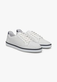 Białe skórzane sneakersy z perforowanym wzorem, okrągłym noskiem, płaskimi sznurowadłami i granatowymi akcentami. Gumowa podeszwa z kontrastującymi detalami w szwie.