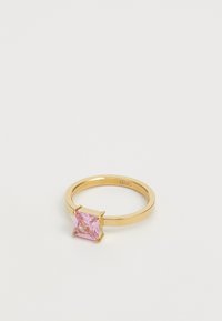 Goldring mit einem quadratischen rosa Edelstein, der von vier Krappen gehalten wird, glattem Band und einer Markengravur im Inneren des Bandes.