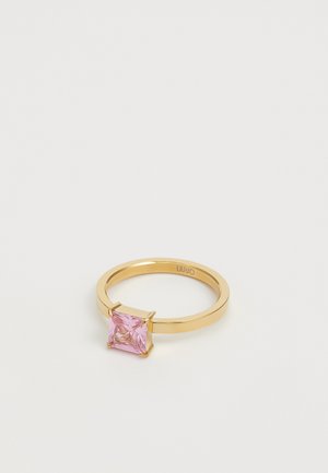 Anello d'oro con un gemma rosa quadrata tenuta da quattro griffe, fascia liscia e incisione del marchio all'interno della fascia.