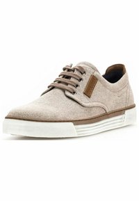Beige Canvas Schnürschuhe mit einem braunen Lederakzent, strukturiertem Obermaterial und einer weißen Gummisohle mit horizontalen Rillen.
