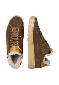 Sneakers alta in suede marrone con fodera in pelliccia crema, design con lacci, suola in gomma beige e dettagli in pelle sul tallone e sulla linguetta.