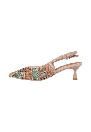 Scarpa beige con tacco kitten basso, punta chiusa e appuntita, tomaia in pelle intrecciata multicolore e cinturino posteriore con fibbia.