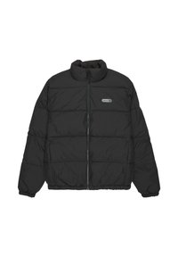 Sort quiltet puffjakke med fuld frontlynlås, høj krave, elastiske manchetter og lille rektangulær logo-patch på brystet.