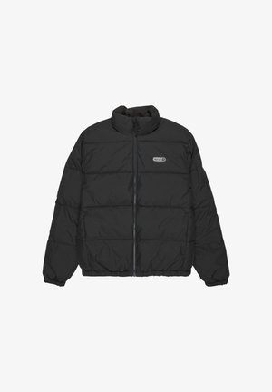 Chaqueta de pluma acolchada negra con cremallera frontal completa, cuello alto, puños elásticos y pequeño parche rectangular de logo en el pecho.