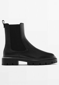 Stivaletto in pelle nera con pannelli elastici laterali, suola in gomma robusta e linguetta per facilitare l'indossamento. Texture liscia con dettagli minimi.