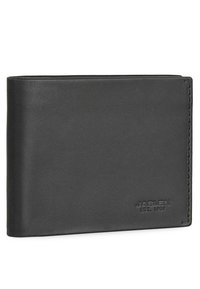 Cartera de cuero negro con una textura lisa, diseño bifold y un sutil logo en relieve. Los bordes cosidos mejoran la durabilidad.
