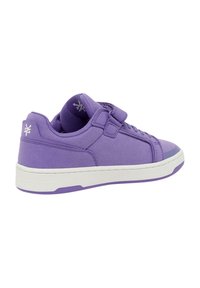 Zapatilla morada con parte superior de textil, punta reforzada, correa ajustable y suela de goma blanca. Presenta el logotipo en el talón.