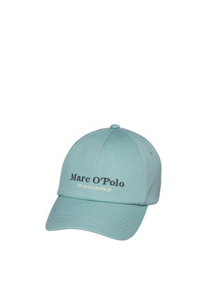 Lichtblauwe baseballpet met gestikte panelen en "Marc O'Polo EST. IN STOCKHOLM" geborduurd op de voorkant.