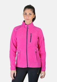 Veste en polaire de couleur rose vif, avec un col haut, une fermeture éclair intégrale et des poches latérales à zippers. Texture lisse et coupe ajustée.