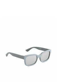 Lunettes de soleil rectangulaires avec une monture en plastique bleu clair et des branches grises, dotées de verres réfléchissants et d'une texture mate lisse.