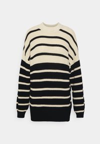 Strickpullover mit Rundhalsausschnitt, der abwechselnd schwarze und cremefarbene horizontale Streifen aufweist. Lässige Passform mit langen Ärmeln und geripptem Saum.