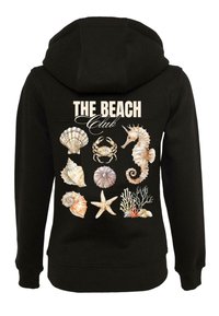 Čierna mikina s kapucňou s farebnou grafiku na plážovú tému, ktorá zobrazuje mušle, morského koníka, raka a koraly, spolu s textom "THE BEACH Club."