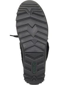 Suela de goma negra con un patrón de zigzag, con profundas ranuras para tracción. Logo estampado y detalle de la talla 37 cerca del dedo del pie.