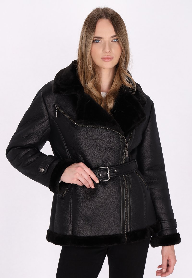 Veste en cuir synthétique noir avec un large col doux, des poches zippées, une taille ceinturée et une finition pelucheuse aux poignets et à l'ourlet.