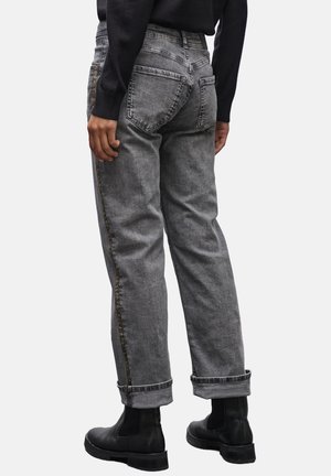Grijze denim jeans met een relaxte pasvorm, omgeslagen zomen en een gouden accent langs de zijnaden. De achterzakken hebben een klassiek ontwerp.