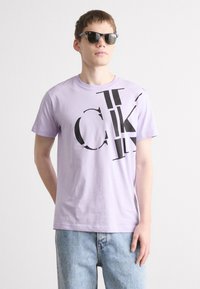 Calvin Klein Jeans REGULAR FIT SCATTERED LOGO - Apdrukāts T-krekls - pastel lilac