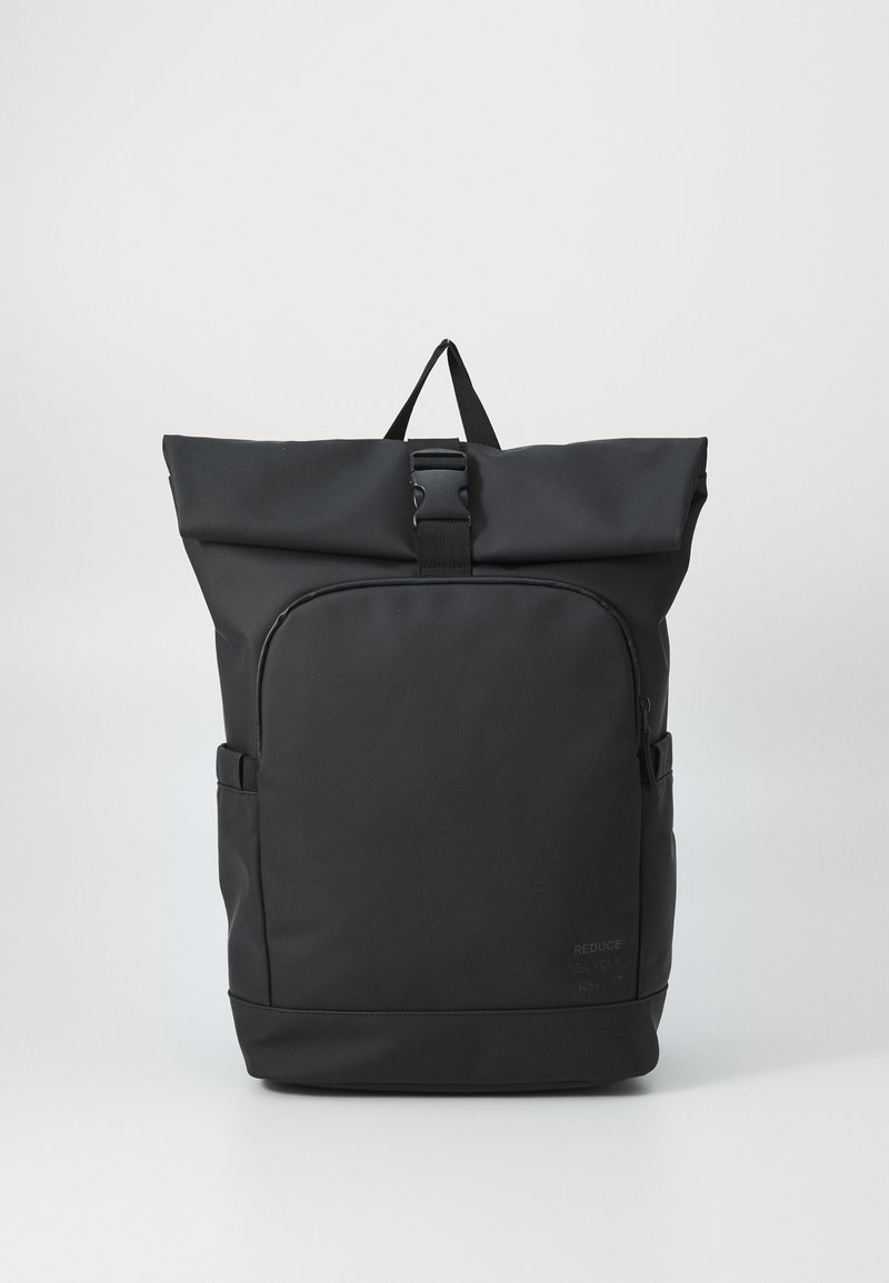 Mochila preta de rolo, feita de material durável, com um bolso frontal, alças ajustáveis e um design minimalista.