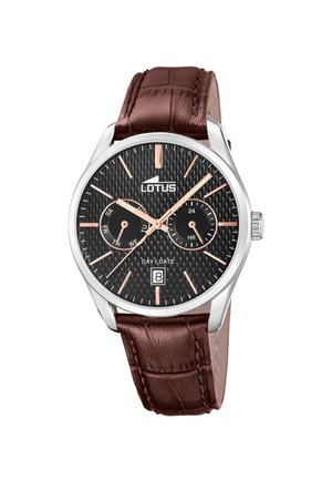 Okrągły zegarek Lotus z czarną teksturowaną tarczą, różowozłotymi wskazówkami, brązowym skórzanym paskiem, podtarczami dni tygodnia i 24-godzinną oraz okienkiem daty na godzinie 6.