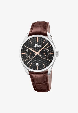 Okrągły zegarek Lotus z czarną teksturowaną tarczą, różowozłotymi wskazówkami, brązowym skórzanym paskiem, podtarczami dni tygodnia i 24-godzinną oraz okienkiem daty na godzinie 6.