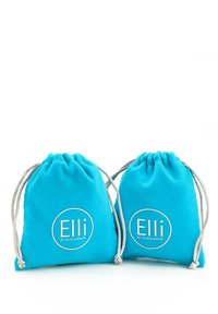 Komplet dveh svetlo turkiznih vrečk z vrvico, izdelanih iz mehkega blaga, z okroglim logotipom, na katerem je napisano "Elli" v belem.