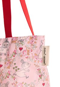 Borsa tote reversibile in tessuto rosa con motivi floreali, personaggi Moomin, manici rossi e un'etichetta cucita sul lato.