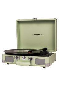 Giradiscos portátil verde con una carcasa texturizada, hardware de aluminio y altavoces incorporados. Incluye un disco de vinilo negro en el plato.