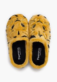 Žluté plyšové pantofle s černým leopardím potiskem, které mají měkkou texturu a design připomínající lví tvář na horní části.