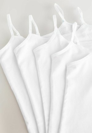 Cinque canotte di cotone bianche con spalline regolabili e bordo in pizzo. Ognuna presenta un design semplice e liscio con una forma aderente.