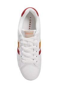 Sneaker bianca con strisce rosse, arancioni e gialle. Lacci bianchi texturizzati, colletto imbottito e etichetta con logo sulla linguetta. Taglia 39.
