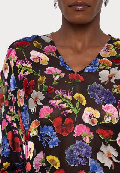 Blusa nera trasparente con un vivace motivo floreale in diversi colori, con scollatura a V e delicati fiori texturizzati ricamati su tutta la superficie.