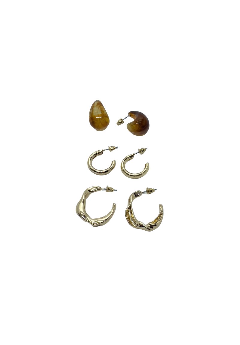 Conjunto de tres pares de pendientes: dos aros metálicos en tono dorado, uno con diseño retorcido, y dos studs de resina marrón en varias formas.