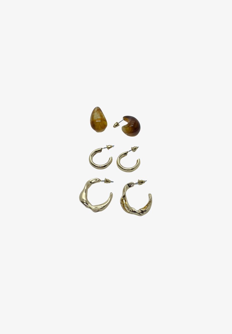 Conjunto de tres pares de pendientes: dos aros metálicos en tono dorado, uno con diseño retorcido, y dos studs de resina marrón en varias formas.