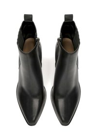 Mustad mustajalatsid mustast nahast, terava ninaga, külgsete tõmblukkudega ja tekstuursete kangasaktsentidega. Sile pind, stiilne disain ja mitteühtlased mustrid.