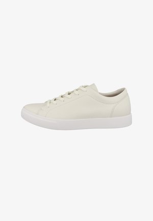 Witte lage sneaker met vetersluiting, glad oppervlak en witte rubberen zool, weergegeven vanaf de buitenkant op een witte achtergrond.