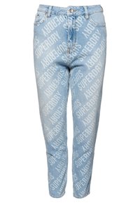 Jean en denim bleu clair avec un imprimé texte "SUPERDRY" blanc sur l'ensemble. Taille haute, coupe ajustée avec cinq poches.