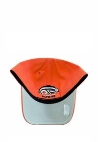 Gorra de béisbol naranja con acentos negros y visera gris. Presenta el logotipo bordado de "Philadelphia Flyers" en la parte posterior con un diseño a rayas.