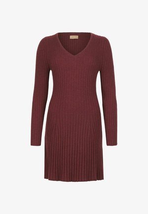 Ribbed dunkelrotes Strickkleid mit V-Ausschnitt und langen Ärmeln, das eine taillierte Silhouette hat, die zu einem ausgestellten Saum übergeht. Weiche Textur, gestrickter Stoff.