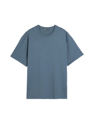Camiseta de manga corta de algodón azul pizarra, con escote redondo, corte relajado y textura suave, sin patrones ni acentos visibles.