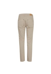 Beige színű, slim fit nadrág, puha anyagból készült. Hátsó zsebekkel és barna bőr címkével rendelkezik a deréknál.
