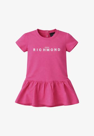 Vestito corto a maniche corte per bambino in rosa brillante con orlo arricciato e la scritta "JOHN RICHMOND" stampata in bianco sul petto.