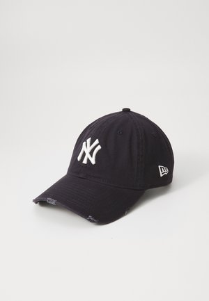Schwarze Baseballmütze aus Baumwolle. Auf der Vorderseite befindet sich ein weißer, gestickter New York-Logo und ein kleines Logo an der Seite. Abgenutzter Schirm.