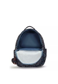 Černý látkový backpack s květinovým vzorem, modrou podšívkou a zipovým uzávěrem. Na přední straně se nachází nápadný plyšový klíčový řetízek ve tvaru opice.