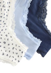 Trois sous-vêtements en coton pour femmes avec bordure en dentelle en blanc avec petites fleurs bleu marine, bleu clair et bleu marine foncé, disposés en chevauchement.