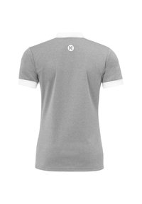 Graues Poloshirt mit einem weißen Kragen und Bündchen. Verfügt über kurze Ärmel und ein kleines Logo im oberen Rückenbereich. Glattes, strukturiertes Material.