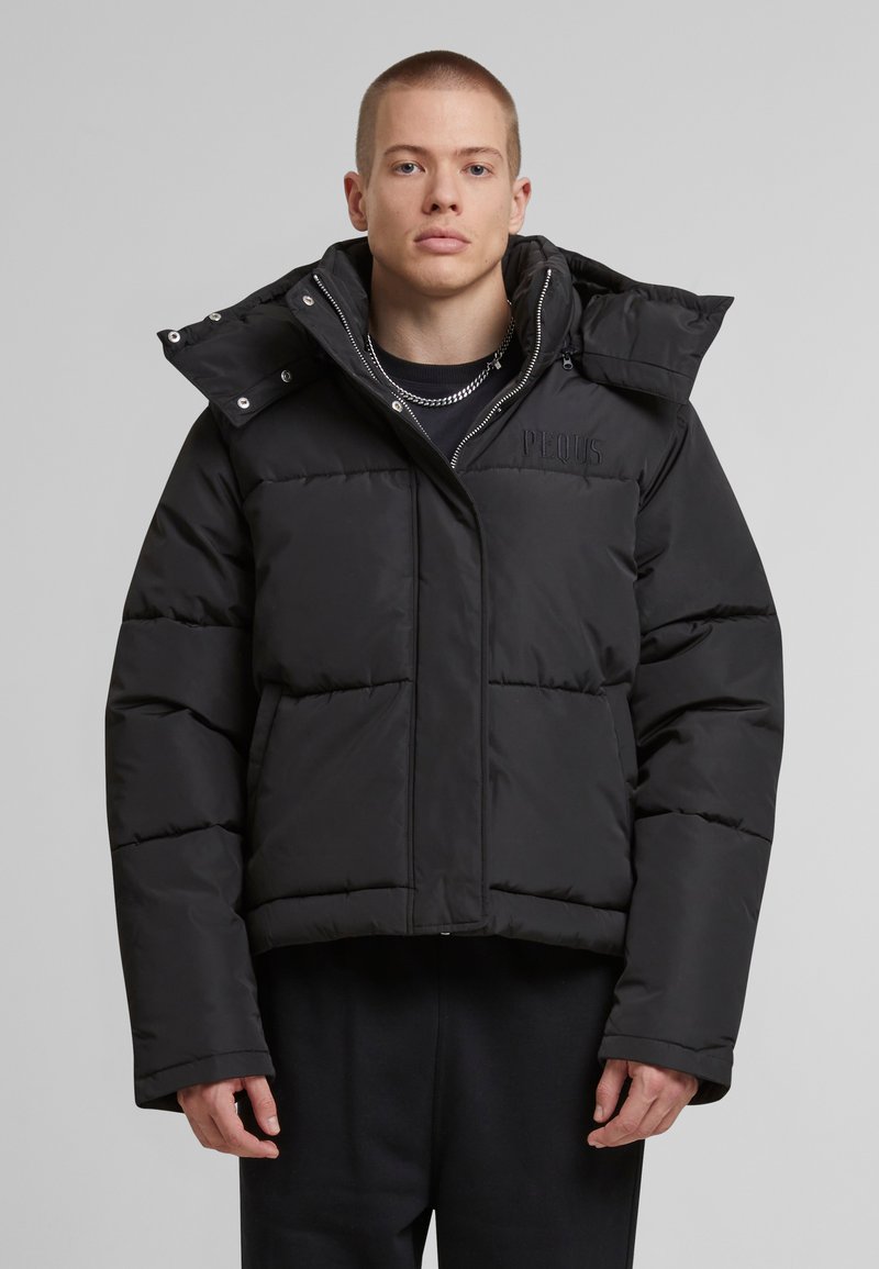 Černá péřová bunda s krátkým střihem, prošívanou texturou a vysokým límcem. Obsahuje přední zip a vyšívané logo na hrudi.