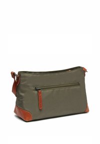 Borsa in tessuto verde oliva con dettagli in pelle marrone, forma rettangolare, chiusura con zip superiore e una tasca zip frontale per ulteriore spazio di archiviazione.