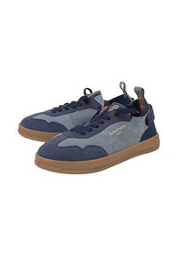 Baskets de sport bleues et grises en cuir suédé et tissu, dotées d'une semelle en caoutchouc, d'un design à lacets et d'un accent logo sur le côté.