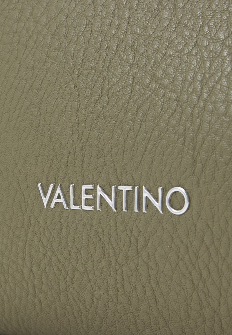 Olivgrünes Leder mit strukturierter Oberfläche, mit eingraviertem silbernen "VALENTINO"-Logo am unteren Rand.