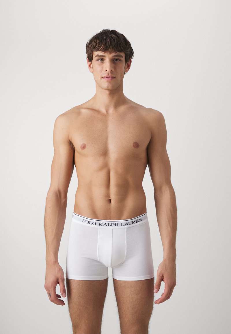 Weiße Baumwoll-Boxershorts mit einem Logo-Bund, auf dem "POLO RALPH LAUREN" in Marineblau steht. Eng anliegendes Design, weicher Stoff und minimalistischer Stil.